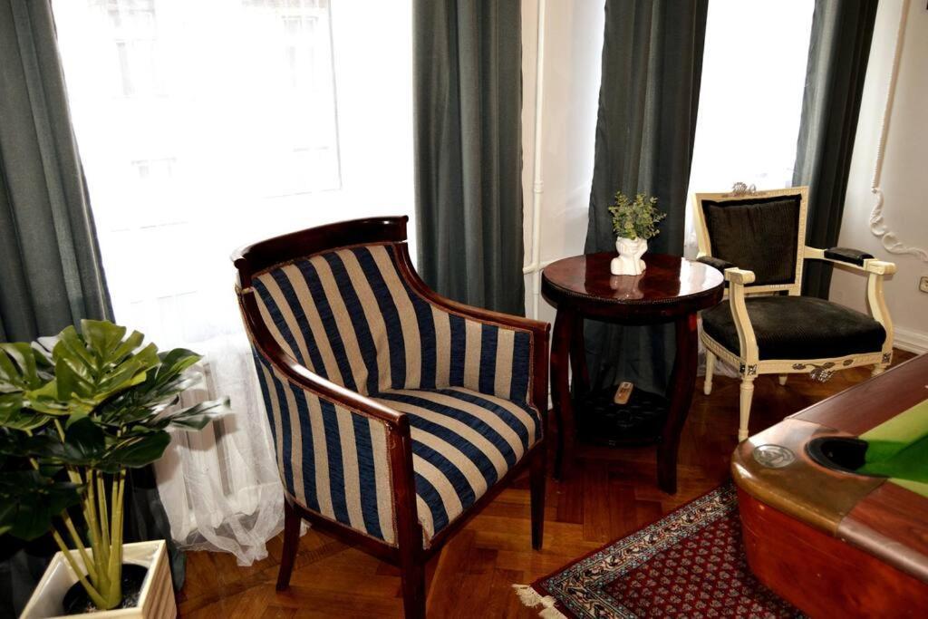 Unique Spacious Classic 3 Bedroom Midtown Apartment ! Billiard Room ! Riga Kültér fotó